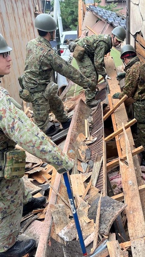 FOTO: Aksi Tentara Jepang Berjibaku Evakuasi Korban Gempa dari Reruntuhan Bangunan