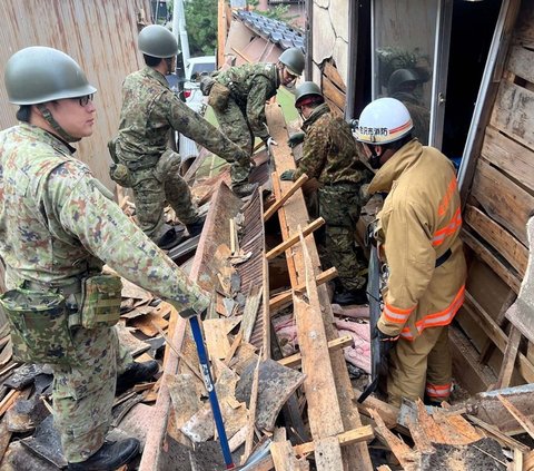 Tentara Jepang dan tim penyelamat lainnya berpacu dengan waktu untuk mencari korban gempa 7,5 magnitudo yang melanda pesisir barat Jepang, pada Selasa (2/1/2024). Gempa yang berpusat di semenanjung Noto, Prefektur Ishikawa, itu dilaporkan telah menewaskan sedikitnya 62 orang.