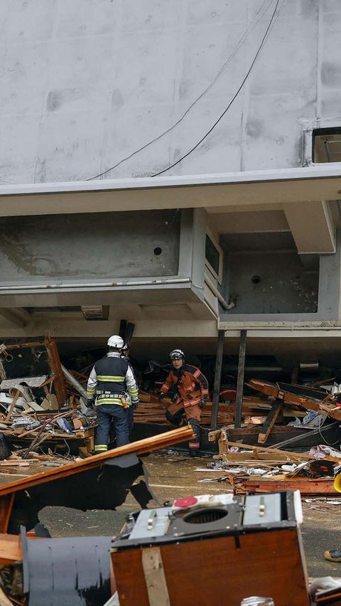 Gempa yang terdeteksi pada kedalaman cukup dangkal, yakni 10 kilometer di bawah tanah, menghancurkan gedung- gedung dan memicu terjadinya tsunami.