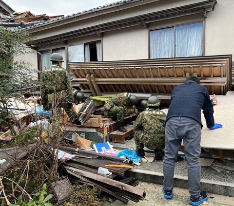 FOTO: Aksi Tentara Jepang Berjibaku Evakuasi Korban Gempa dari Reruntuhan Bangunan