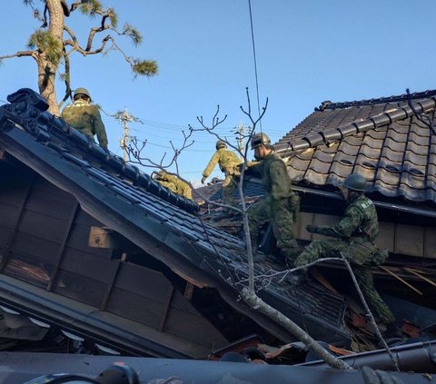 FOTO: Aksi Tentara Jepang Berjibaku Evakuasi Korban Gempa dari Reruntuhan Bangunan