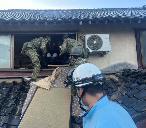 FOTO: Aksi Tentara Jepang Berjibaku Evakuasi Korban Gempa dari Reruntuhan Bangunan