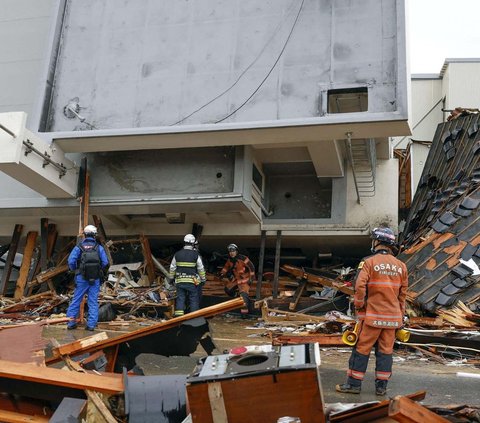 FOTO: Aksi Tentara Jepang Berjibaku Evakuasi Korban Gempa dari Reruntuhan Bangunan