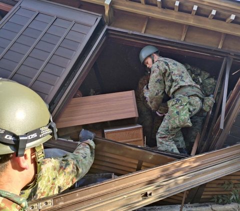 FOTO: Aksi Tentara Jepang Berjibaku Evakuasi Korban Gempa dari Reruntuhan Bangunan