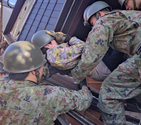 FOTO: Aksi Tentara Jepang Berjibaku Evakuasi Korban Gempa dari Reruntuhan Bangunan