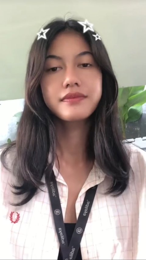 Wajah Klaudia dinilai paling mirip dengan Pevita saat tak banyak polesan make up. Ketika ia memilih bare face, publik sempat menyangka dirinya dalah Pevita yang sedang bermain role model peran.