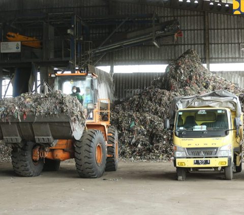 Kunjungi Fasilitas Pengolahan Sampah Jadi Bahan Bakar Pertama di Indonesia, Jokowi: Bisa Ganti Batu Bara 60 Ton per Hari