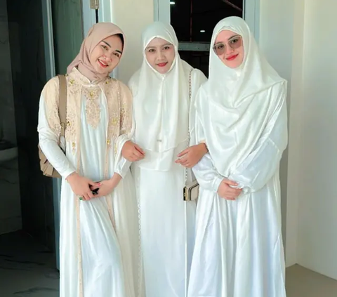 Happy Asmara's Appearance Manglingi Wearing Hijab Syar'i, Like Earth and Sky from Stage Costumes