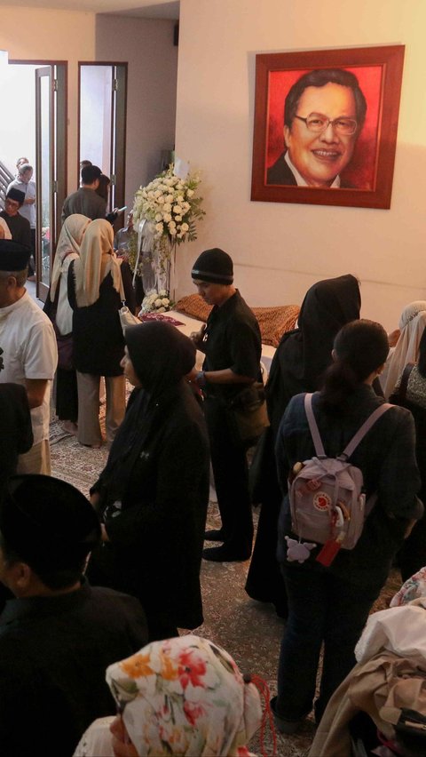 FOTO: Suasana Rumah Duka Rizal Ramli Didatangi Pejabat hingga Dipenuhi Karangan Bunga