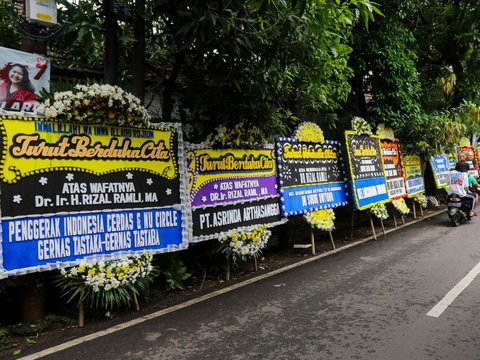 FOTO: Suasana Rumah Duka Rizal Ramli Didatangi Pejabat hingga Dipenuhi Karangan Bunga