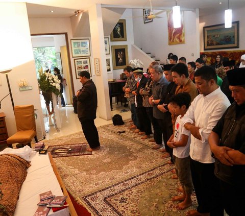 FOTO: Suasana Rumah Duka Rizal Ramli Didatangi Pejabat hingga Dipenuhi Karangan Bunga