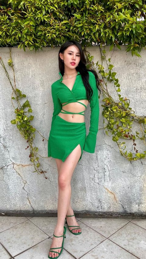 Zoe appeared with a green crop top combined with a matching skirt that has a high slit.