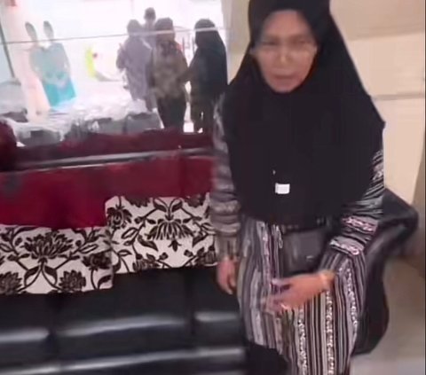 Viral Momen Haru Anak Prank Ibunda Sebut Hanya Ajak Jalan-Jalan, Ternyata Ambil Koper Buat Umrah