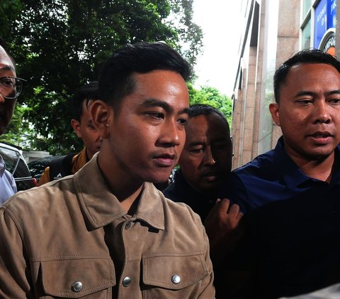 FOTO: Ekspresi Gibran Penuhi Panggilan Bawaslu Terkait Bagi-Bagi Susu di CFD