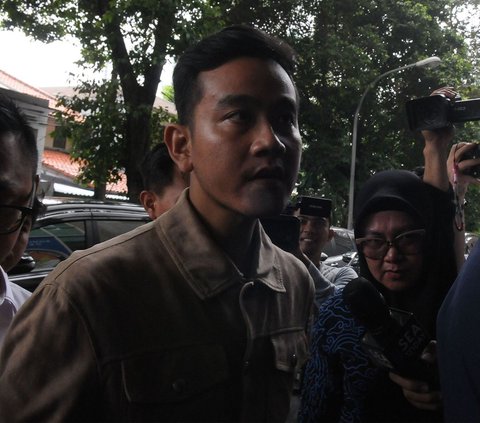 FOTO: Ekspresi Gibran Penuhi Panggilan Bawaslu Terkait Bagi-Bagi Susu di CFD