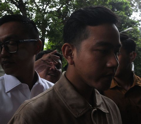 FOTO: Ekspresi Gibran Penuhi Panggilan Bawaslu Terkait Bagi-Bagi Susu di CFD