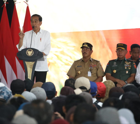 Saat Ganjar Promosi Kartu Sakti Petani, Jokowi Serukan Beli Pupuk Cukup Pakai KTP