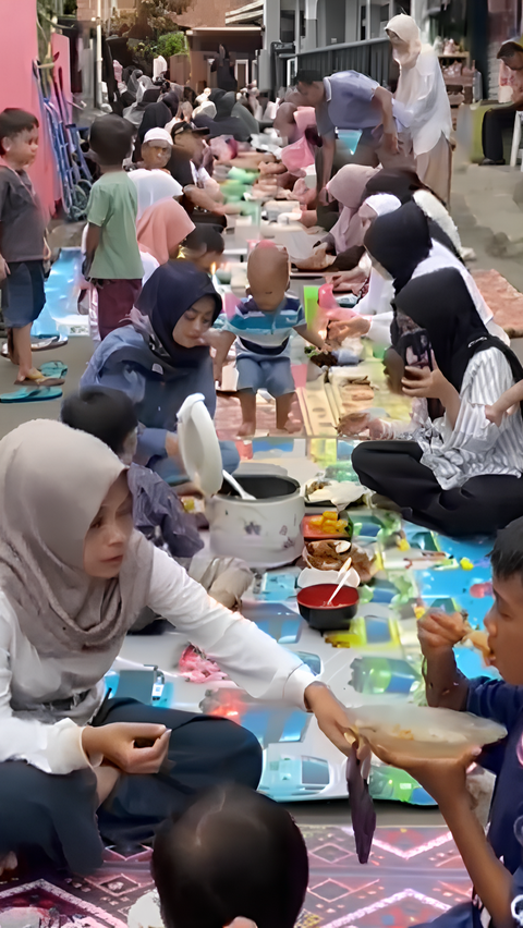 <b>Tukar Kado hingga Makan Bersama, Begini Cara Unik Warga di Kampung Sukabumi Hindari Perpecahan Tahun Politik</b><br>