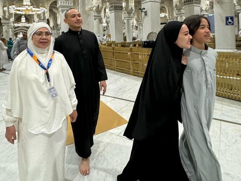 Umroh Bareng Keluarga, BCL Panggil Nama Ashraf Sinclair di Depan Ka'bah