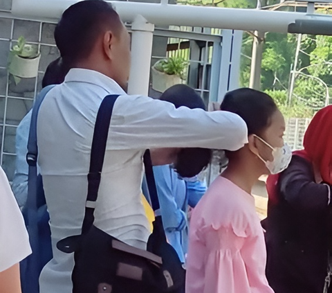 Bikin 'Meleleh', Ayah Sigap Banget Kuncir Rambut Putrinya Saat Tunggu Kereta