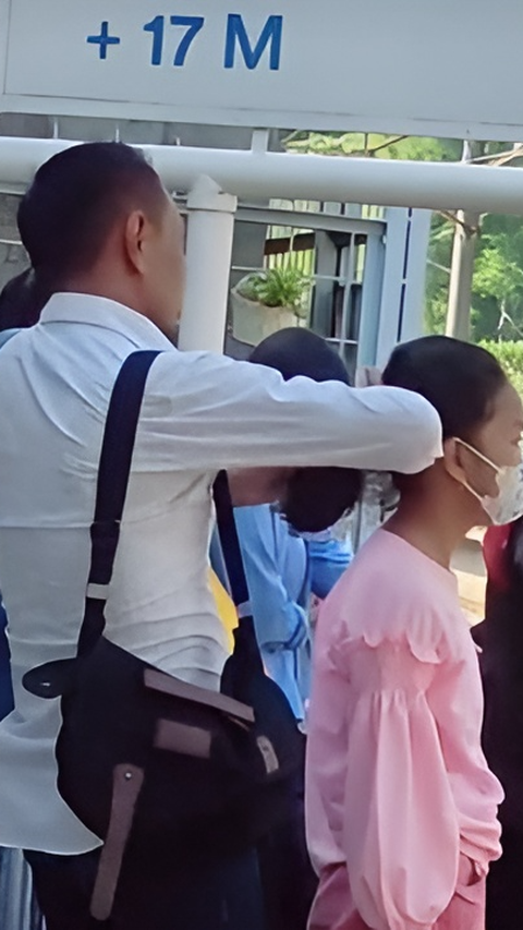 Create Melting, Father Very Alert to Tie His Daughter's Hair While Waiting for the Train.