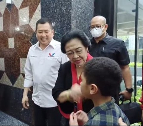 Saat Megawati Main Tebak-Tebakan dengan Bocah di Kebon Sirih: Jangan Sepeda Lah, Sepeda Terus Ya