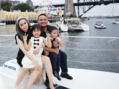 Potret Liburan Mewah Momo Geisha dan Keluarga di Australia, Naik Yacht