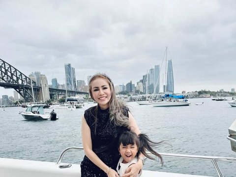 Potret Liburan Mewah Momo Geisha dan Keluarga di Australia, Naik Yacht