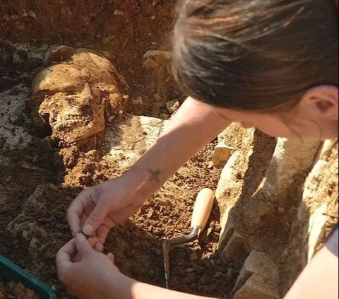 70 Makam Misterius Ditemukan di Halaman Kastil, Bikin Arkeolog Garuk-Garuk Kepala