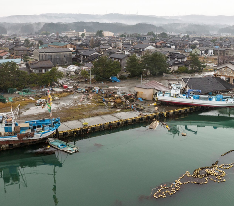 Gempa 7,5 skala Richter mengguncang Jepang telah memicu gelombang tsunami setinggi 1,2 meter.<br><br>Tsunami yang melanda pesisir Jepang pada hari Senin (1/1/2024) lalu itu telah menyebabkan sejumlah kapal berbagai ukuran terdampar di daratan.<br>