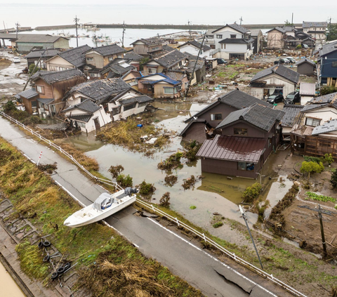FOTO: Potret Kapal-Kapal Terjebak ke Daratan Setelah Tersapu Tsunami 1,2 Meter di Jepang