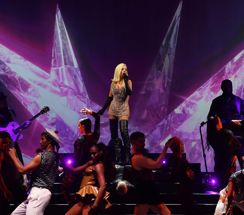 Christina Aguilera Memukau dengan Gaun Karya Desainer Indonesia di Las Vegas