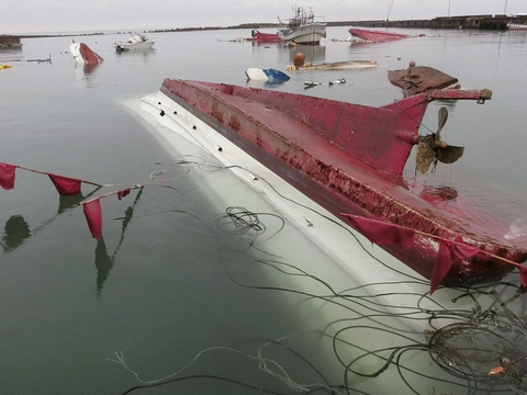 FOTO: Potret Kapal-Kapal Terjebak ke Daratan Setelah Tersapu Tsunami 1,2 Meter di Jepang