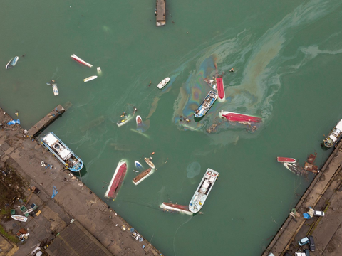 FOTO: Potret Kapal-Kapal Terjebak ke Daratan Setelah Tersapu Tsunami 1,2 Meter di Jepang