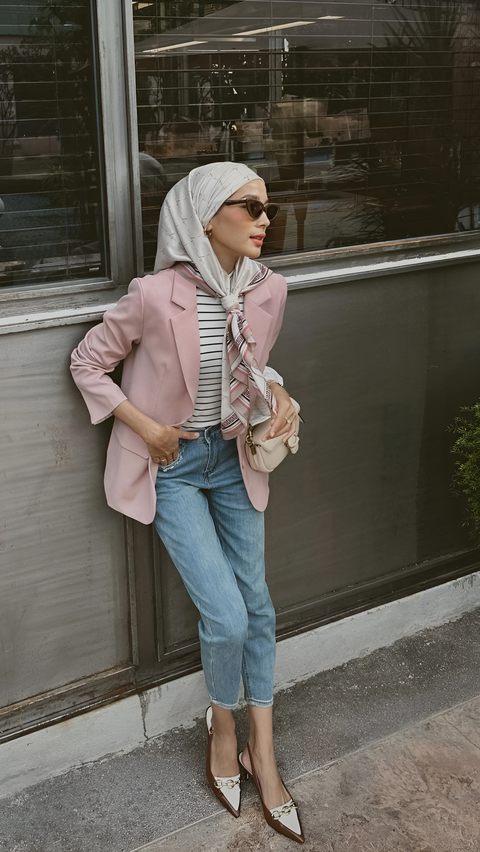 Potret Hijaber Fresh Look Semi Formal dengan Blazer Baby Pink