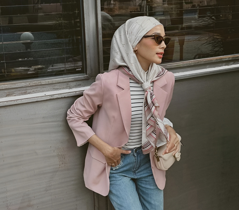 Potret Hijaber Fresh Outfit Andalkan Blazer Baby Pink