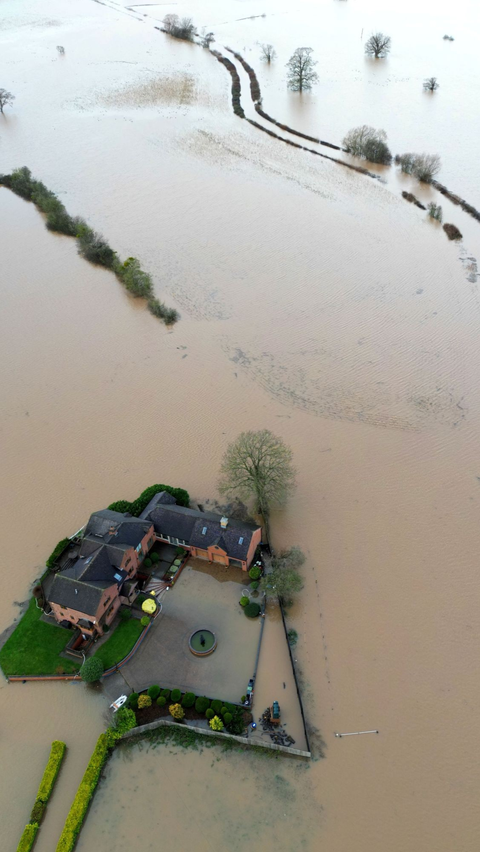 Banjir di Inggris akibat Badai Henk ini juga mengakibatkan akses sebuah rumah di desa Severn Stoke terputus di Worcester, Inggris.