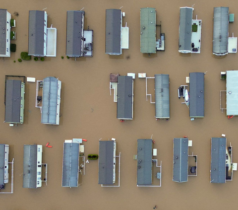 FOTO: Penampakan Bencana Banjir hingga Badai Salju Mematikan Nyaris Melumpuhkan Negara-Negara di Eropa