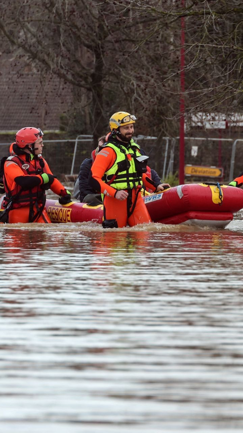 Satu setengah bulan setelah banjir bersejarah merendam Pas-de-Calais, sungai-sungai di Prancis utara kembali meluap pada Selasa (3/1/12024) akibat curah hujan tinggi.