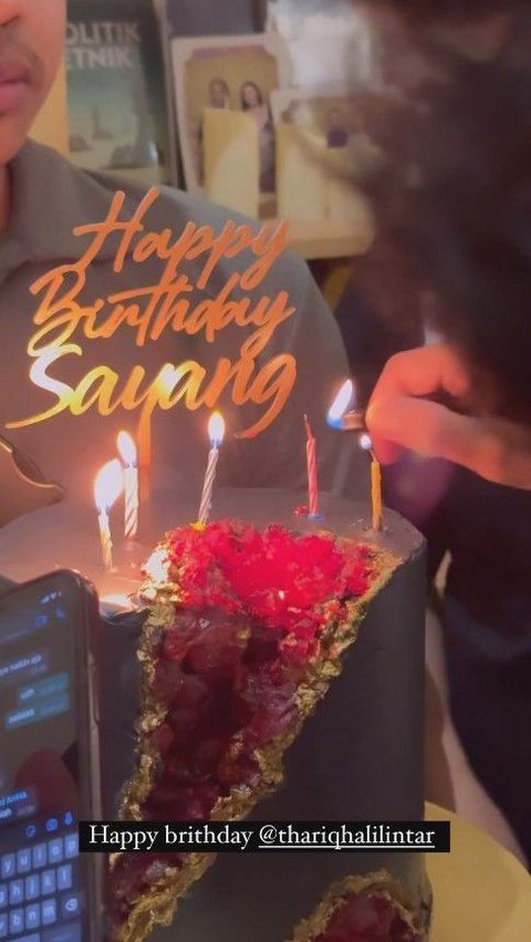 Aaliyah memberikan kejutan ulang tahun untuk kekasihnya Thariq yang ke 25.