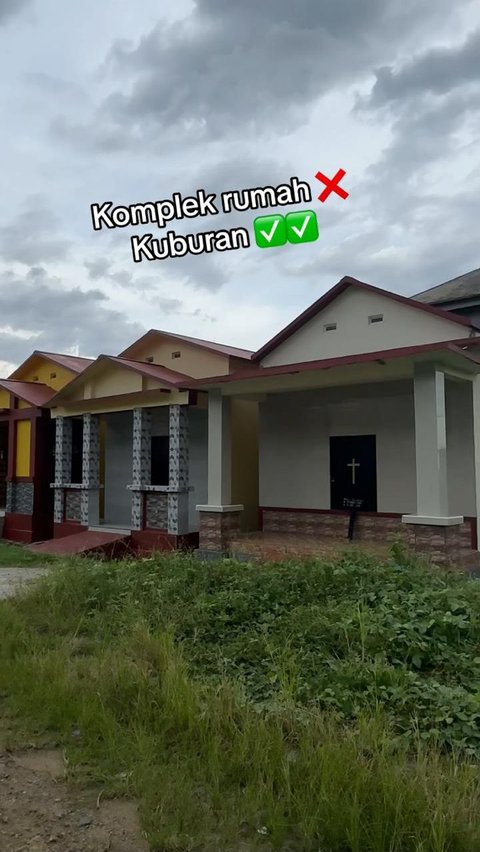 Di seberangnya, tampak juga kompleks kuburan lain yang ukurannya lebih besar. Bangunan ini juga memiliki bukaan yang cukup besar yang membuatnya tampak bak rumah sungguhan.