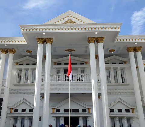 Viral! The Office of the Village Head in Ciamis is Designed like a European-style Palace, Construction Costs Reach Rp2 Billion