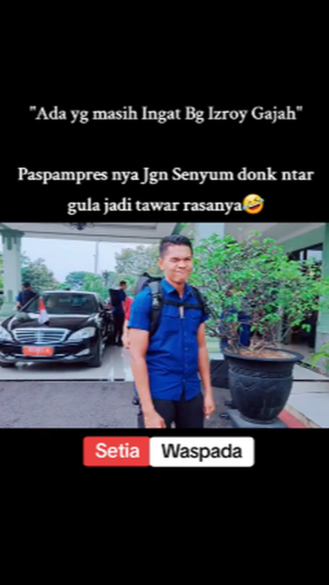 Mengenakan kemeja berwarna biru dongker dan tas ransel, Praka Izroi tampak begitu gagah.  <br>