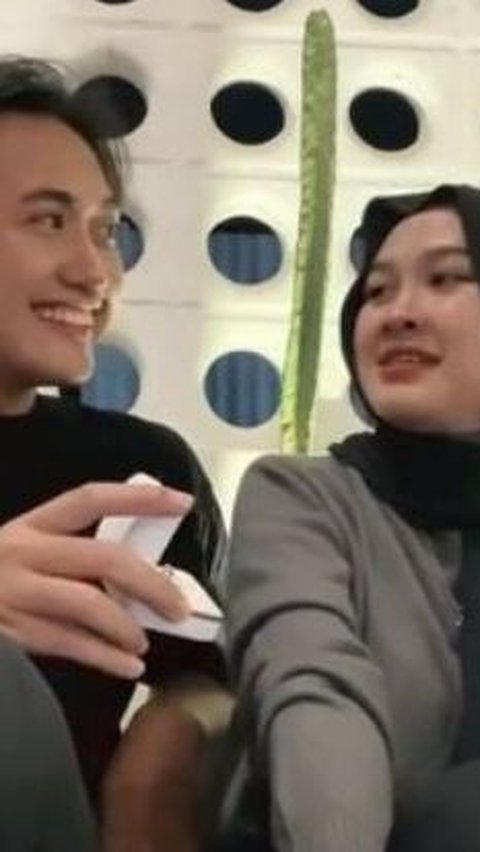 Momen Lucu Pria Lamar Kekasihnya Ini Viral, Respons Wanita Curi Perhatian