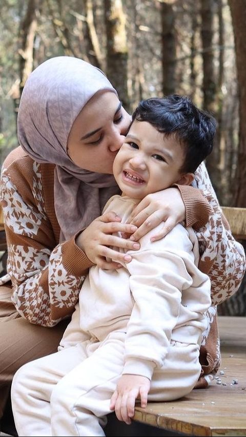 Video Putra Zaskia Sungkar Jadi Ajarkan Mainannya Solat, Super Gemas! 

Translation: Video of Zaskia Sungkar's Son Teaching His Toy to Pray, Super Adorable!