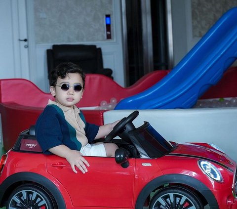 Video Putra Zaskia Sungkar Teaches His Toy to Pray, Super Cute!