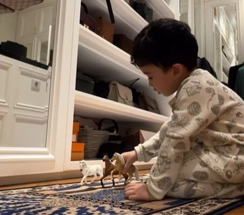Video Putra Zaskia Sungkar Teaches His Toy to Pray, Super Cute!