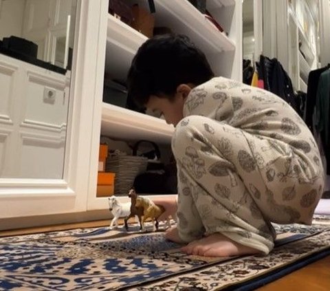 Video Putra Zaskia Sungkar Teaches His Toy to Pray, Super Cute!