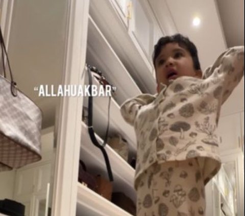 Video Putra Zaskia Sungkar Teaches His Toy to Pray, Super Cute!