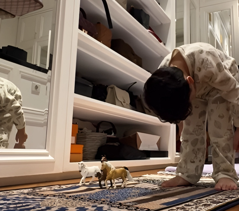 Video Putra Zaskia Sungkar Teaches His Toy to Pray, Super Cute!